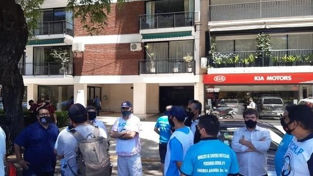 Delegados del Sindicato de Choferes Particulares en la puerta de la casa de Mirtha Legrand.