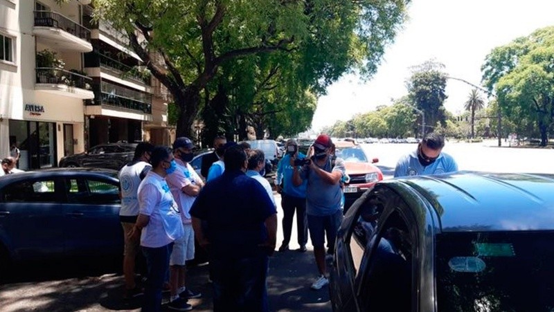 Los delegados del Sindicato de Choferes Particulares se manifestaron en la casa de la conductora.