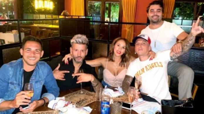 Barby Silenzi y El Polaco junto a sus amigos.