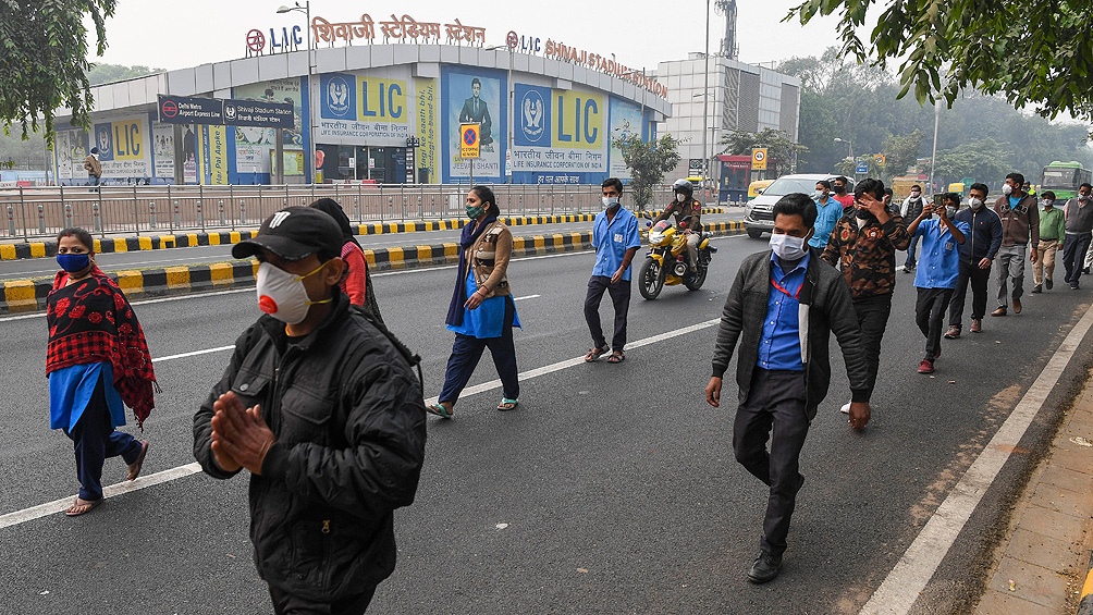 El tradicional rezo en India incluye en las plegarias la mejora de la situación sanitaria.