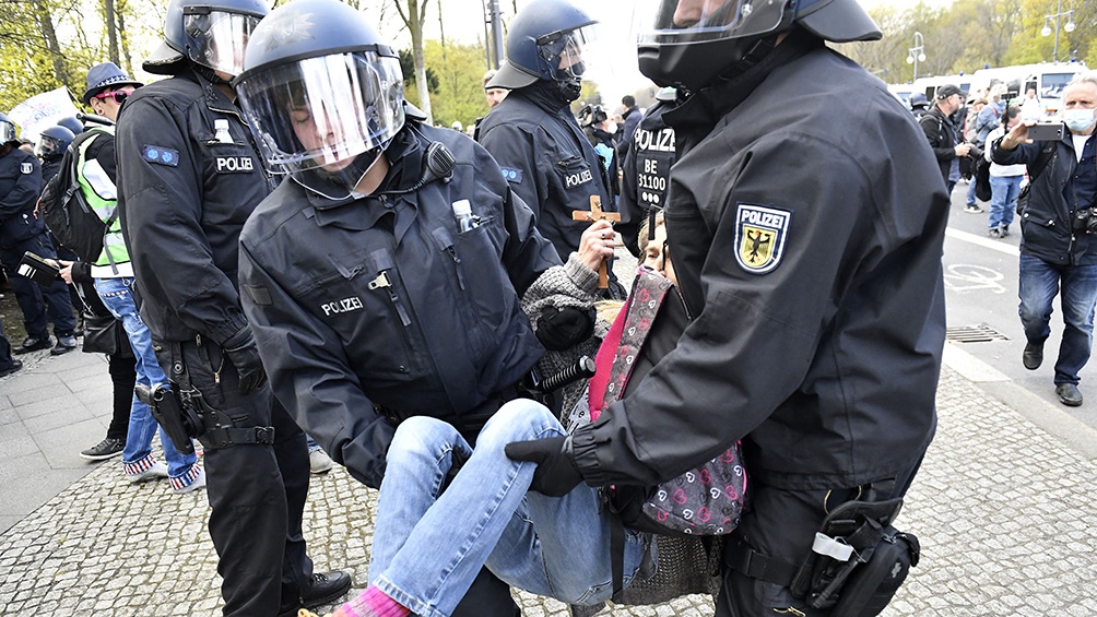 Más de 8.000 manifestantes protestaron contra la política del Gobierno alemán en su lucha frente al coronavirus