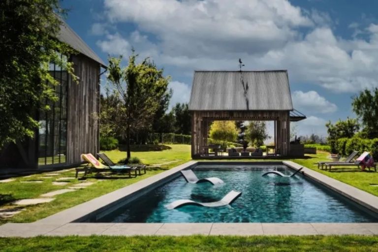 La piscina junto a la casa de Mila Kunis y Ashton Kutcher