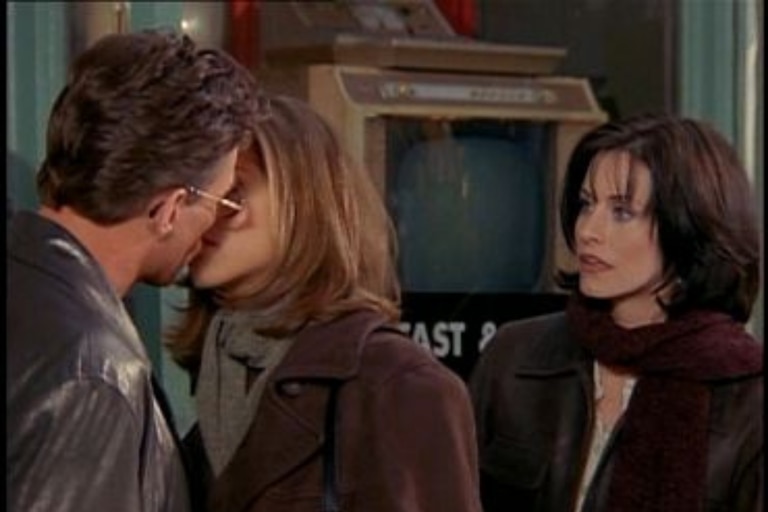 En el episodio El de después de la Super Bowl, Rachel y Mónica se disputan el amor de Van Damme
