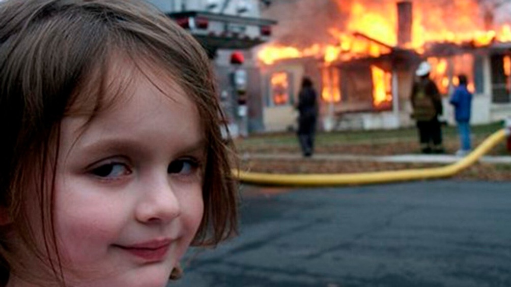 Zoe Roth, la chica que protagoniza uno de los memes más compartidos de los últimos tiempos, donde se la ve con mirada pícara delante de una casa en llamas.