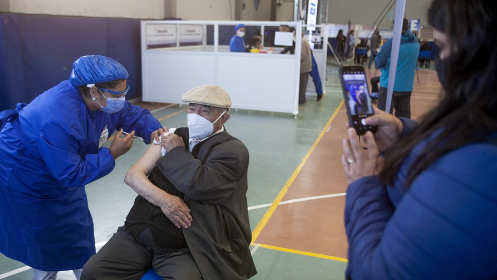 Cae fuertemente la letalidad en los mayores de 60 y también empieza a achatarse en los mayores de 50.