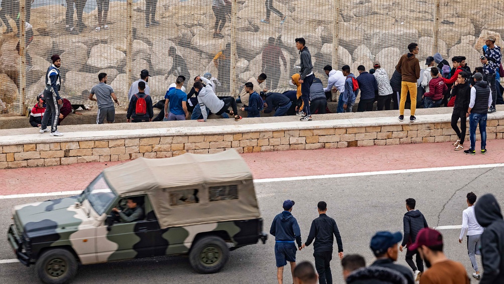 Miles de migrantes entraron al vecino enclave español de Ceuta