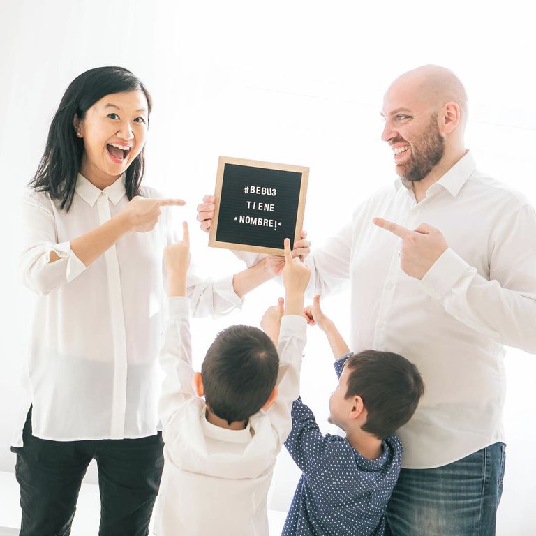 Karina Gao junto a su marido Dominique, y sus hijos Simón y Benjamín.