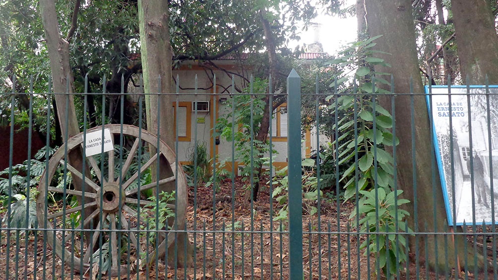 El frente de la casa de Santos Lugares.