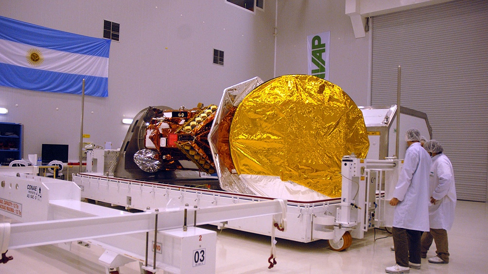 La fabricación del satélite comenzó en 2007 y se logró ponerlo en órbita en 2011.