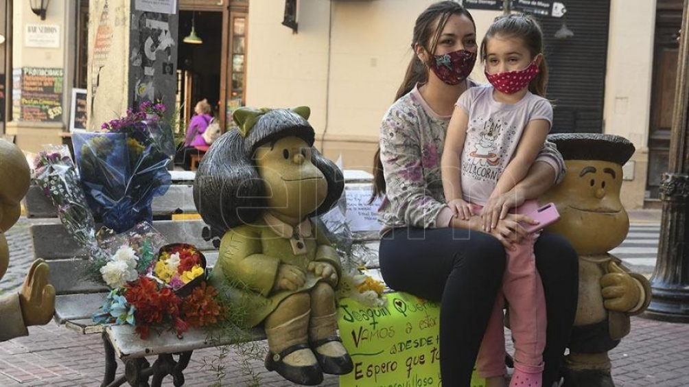 Las estatuas de Mafalda y sus amigos fueron transformados en un santuario luego de la muerte de Quino, en septiembre de 2020.
