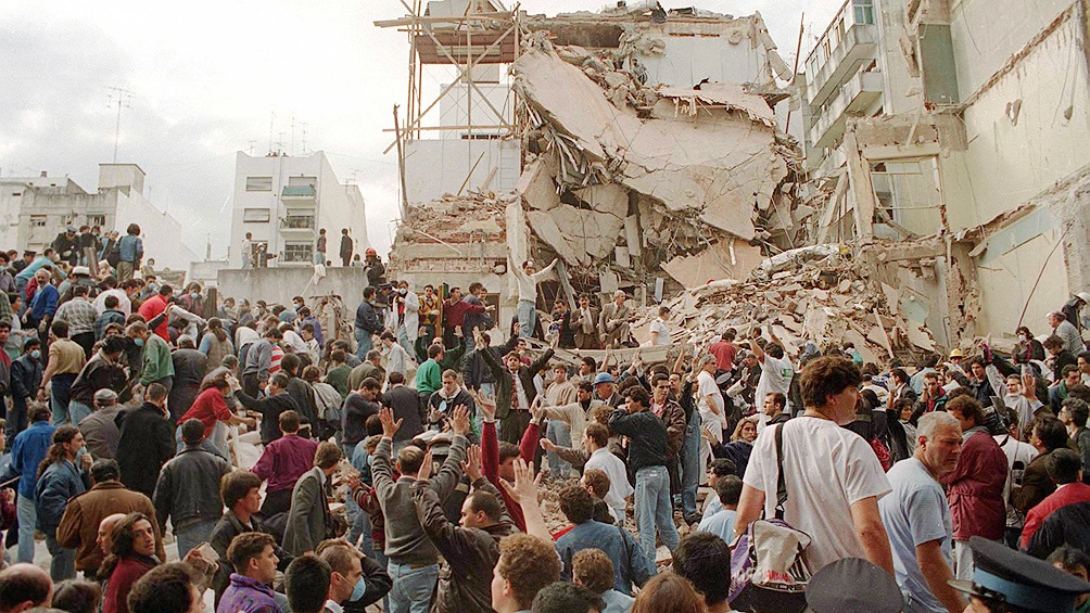 En el atentado terrorista perpetrado del 18 de julio de 1994 murieron 85 personas y más de 300 resultaron heridas.