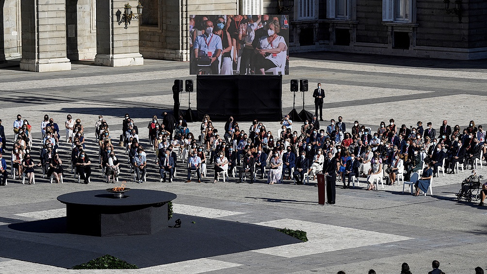 residida por el rey Felipe VI, la ceremonia se realizó en el patio del Palacio Real de Madrid ante más de 700 personas.