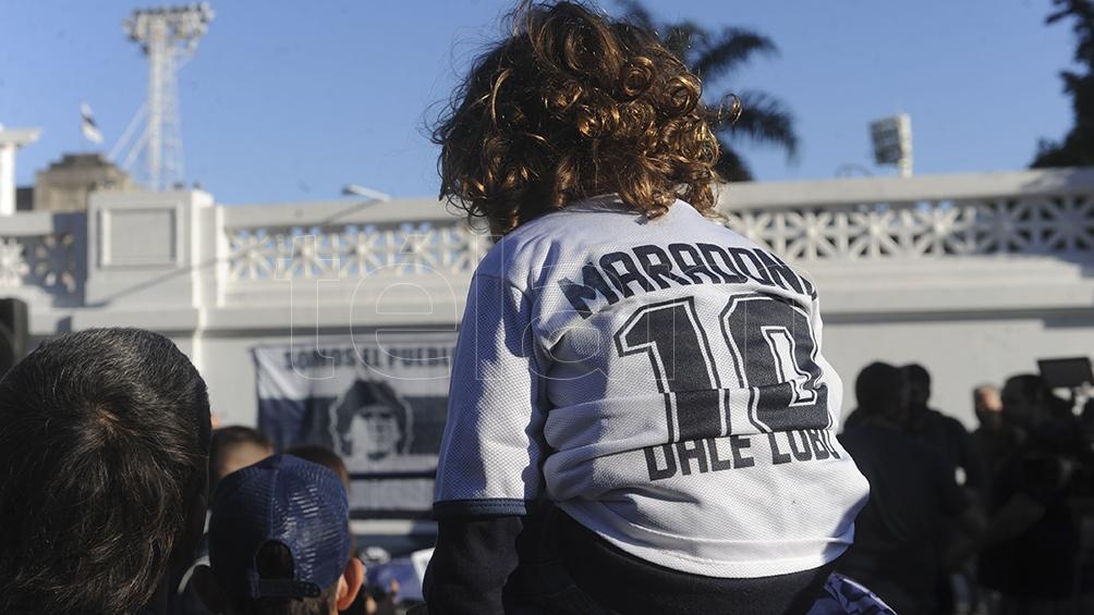 Los hinchas de Gimnasia homenajearon a Diego Maradona (foto Eva Cabrera).