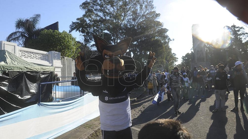 Los hinchas de Gimnasia homenajearon a Diego Maradona (foto Eva Cabrera).