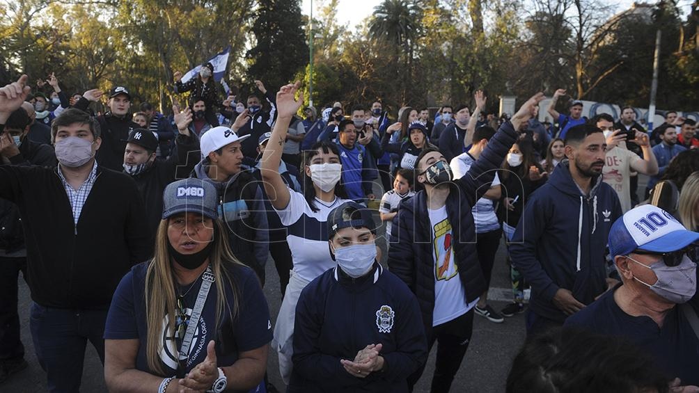 Los hinchas de Gimnasia homenajearon a Diego Maradona (foto Eva Cabrera).