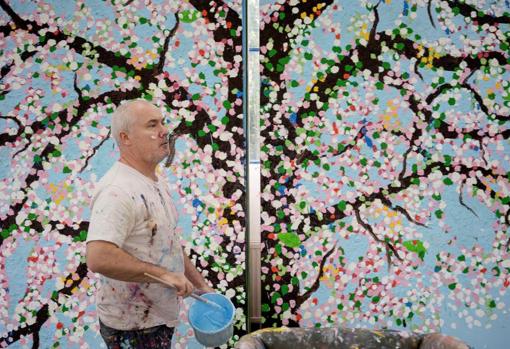 Damien Hirst, en su estudio, pintando una obra de su serie &#039;Cherry Blossoms&#039;