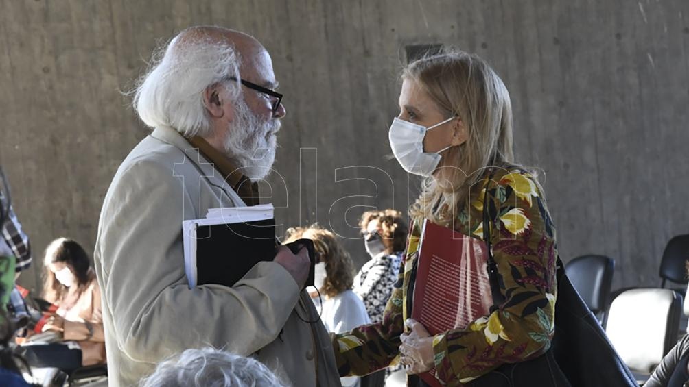 Bernarda Llorente, presidenta de Télam junto a Juan Sasturain (Foto Raúl Ferrari)