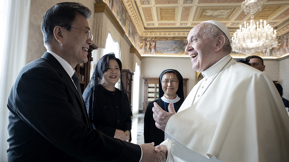 El Papa Francisco junto al presidente coreano, Moon Jae-in. (Foto AFP).