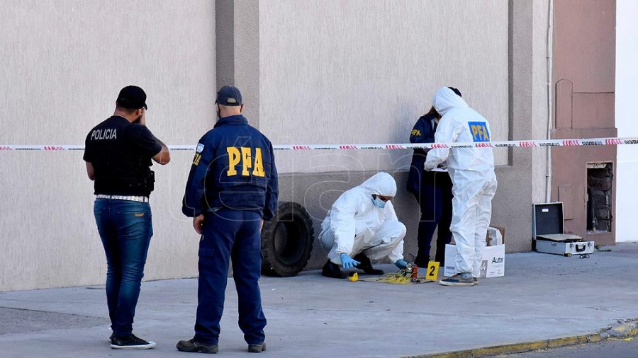 Personal de la Brigada de Explosivos de la Polica bonaerense deton un paquete sospechoso que apareci en el nicho de gas ubicado en la entrada de un local partidario del Frente de Todos Foto Horacio Culaciatti