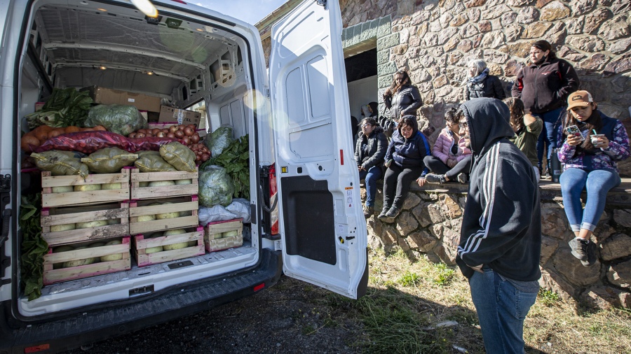 En la ltima entrega a principios de abril diecisis organizaciones de consumidores de la estepa y la cordillera se acercaron al Mercado a recibir los productos Foto Eugenia Neme