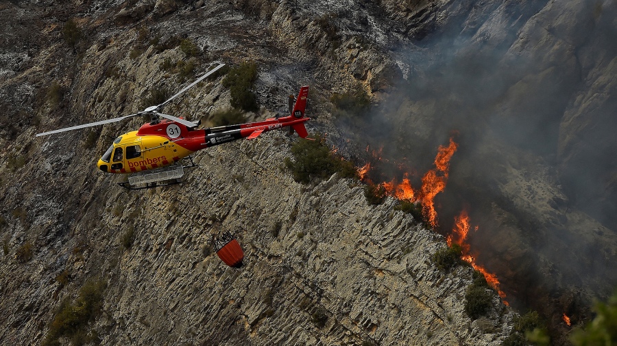 En Espaa los bomberos seguan luchando contra varios incendios