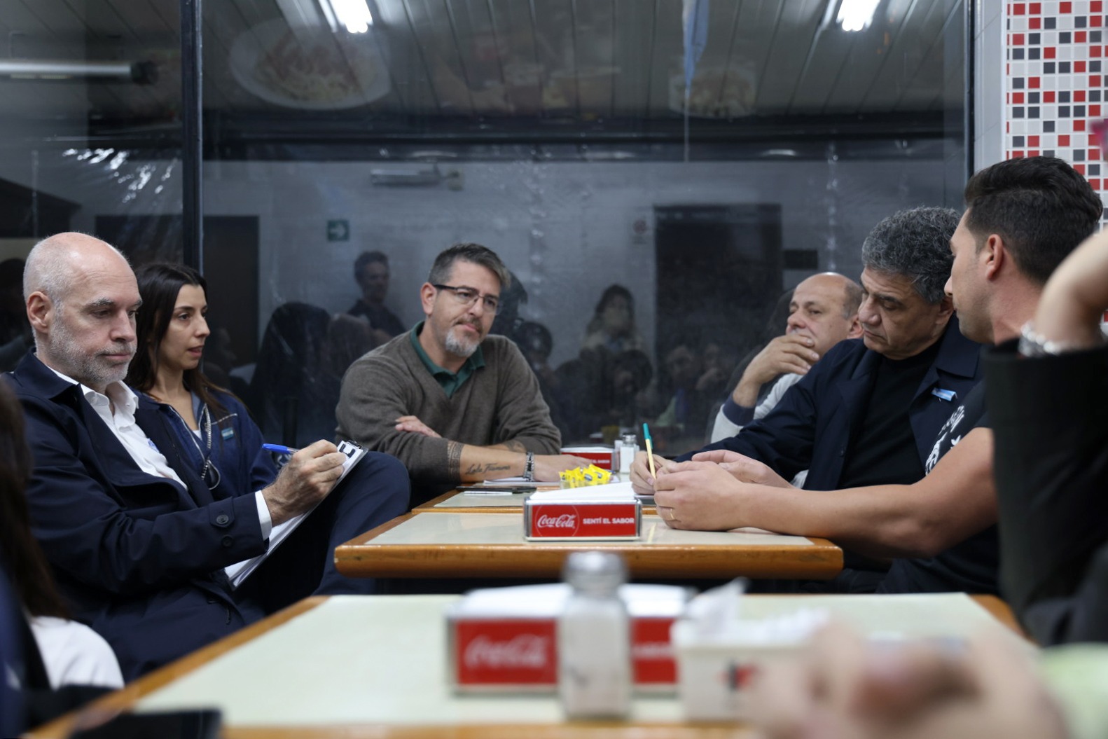 Horacio Rodríguez Larreta y Jorge Macri, junto a vecinos.