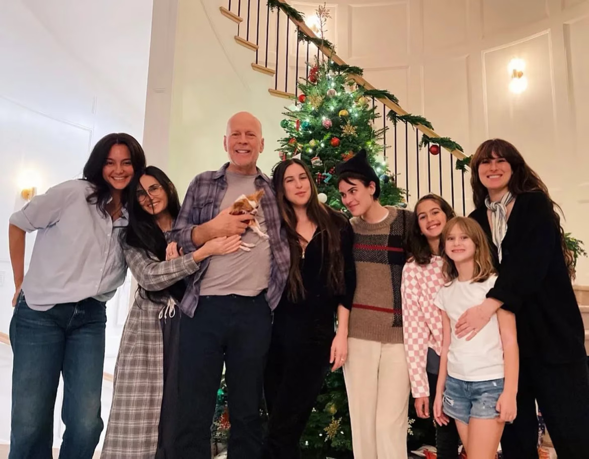 Bruce Willis con hijas, su ex Demi Moore y su actual novia Emma Heming. Foto: Instagram/demimoore.