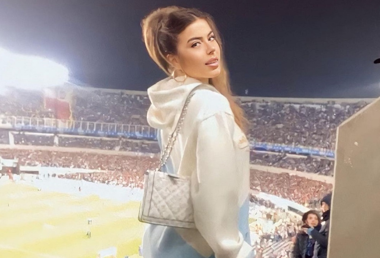 Sara Duque alentó a la Selección Argentina ante Ecuador en el Monumental. Foto: Instagram @saralduque.