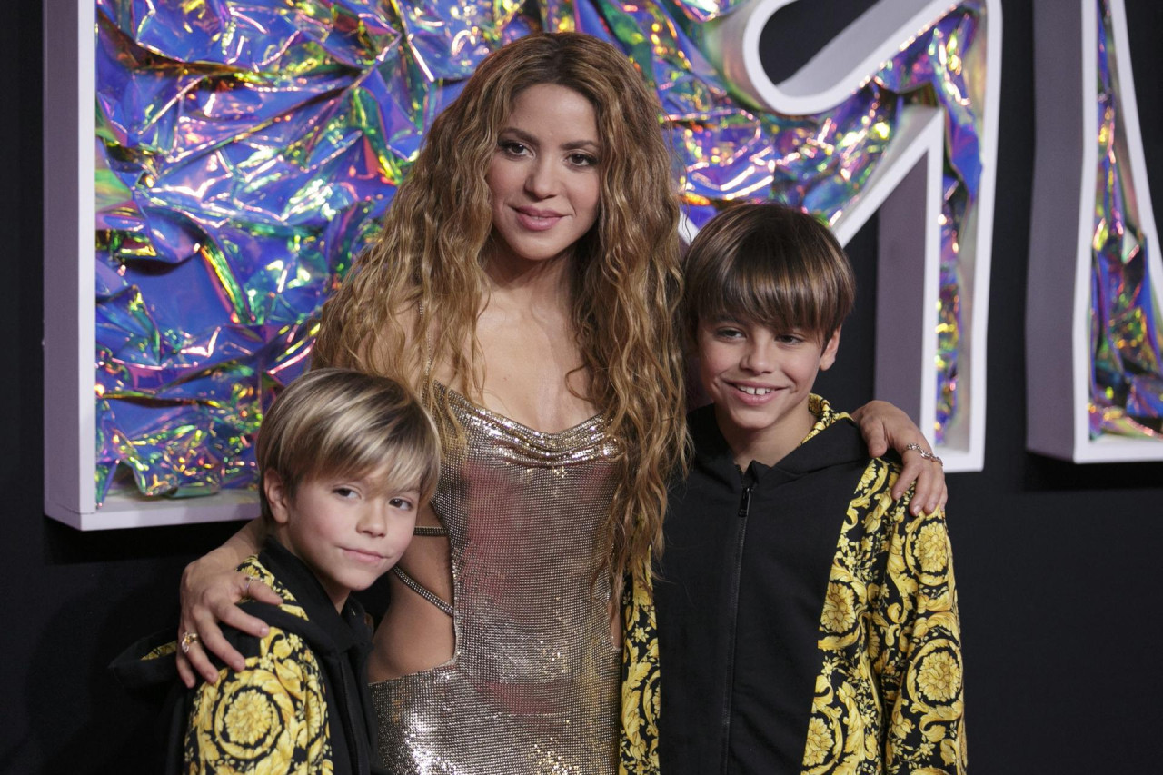 Shakira junto a sus hijos Sasha y Milan en los MTV VMA. Foto: EFE.
