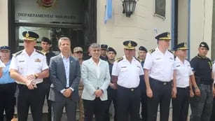 El intendente Bernarte, flanqueado por el comisario general Gutiérrez y el ministro Quinteros, en un acto en San Francisco, tras las narcoamenazas. (La Voz)