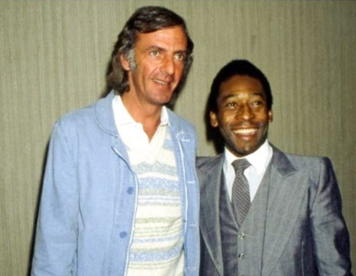 Menotti compartió plantel con Pelé en el Santos, donde ganó el Campeonato Paulista.