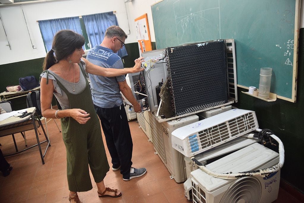 Padres, maestros y alumnos reclaman la reposición e instalación de los aires acondicionados que fueron robados en el receso escolar. Foto: (Pedro Castillo / La Voz)