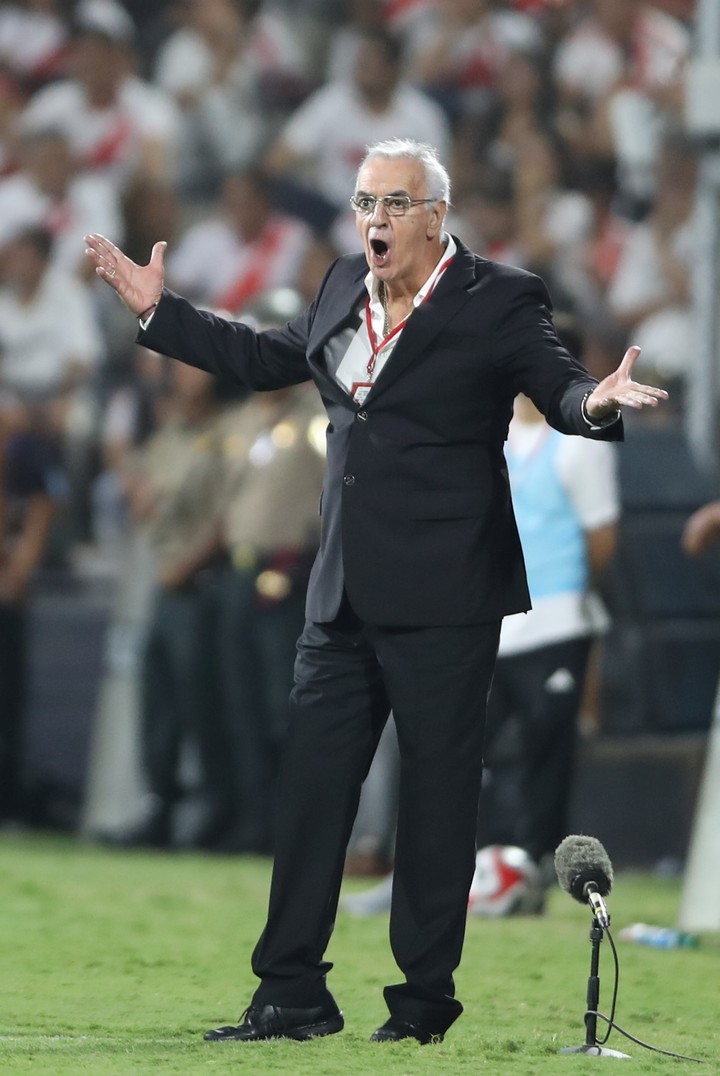Jorge Fossati debutó este viernes con la selección peruana. (EFE)