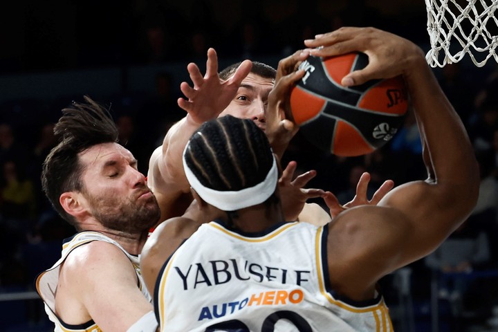 Lucha por la pelota en el WiZink Center (EFE).